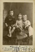 Ok.1910, Żytomierz, gubernia wołyńska, Cesarstwo Rosyjskie.
Bohdan (ojciec Michała Olizara), Celina oraz Krystyna (w środku) Olizar.
Fot. C. Korycki, zbiory Michała Olizara, reprodukcje cyfrowe w Ośrodku KARTA w Warszawie i w Instytucie Polskim i Muzeum im. gen. Sikorskiego w Londynie.