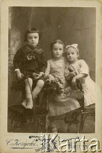 Ok.1910, Żytomierz, gubernia wołyńska, Cesarstwo Rosyjskie.
Bohdan (ojciec Michała Olizara), Celina oraz Krystyna (w środku) Olizar.
Fot. C. Korycki, zbiory Michała Olizara, reprodukcje cyfrowe w Ośrodku KARTA w Warszawie i w Instytucie Polskim i Muzeum im. gen. Sikorskiego w Londynie.