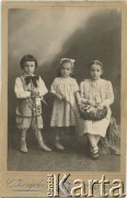 Ok.1910, Żytomierz, gubernia wołyńska, Cesarstwo Rosyjskie,
Rodzeństwo Bohdan (ojciec Michała Olizara), Celina oraz Krystyna Olizar (od lewej).
Fot. C. Korycki, zbiory Michała Olizara, reprodukcje cyfrowe w Ośrodku KARTA w Warszawie i w Instytucie Polskim i Muzeum im. gen. Sikorskiego w Londynie.