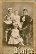 Ok.1911,  Żytomierz, gubernia wołyńska, Cesarstwo Rosyjskie.
Marcela Odrowąż-Pieniążek z wnukami: Bohdanem (ojcem Michała Olizara), Krystyną, Celiną (na dole) i Władysławem (w środku) Olizar.
Fot. C. Korycki, zbiory Michała Olizara, reprodukcje cyfrowe w Ośrodku KARTA w Warszawie i w Instytucie Polskim i Muzeum im. gen. Sikorskiego w Londynie.
