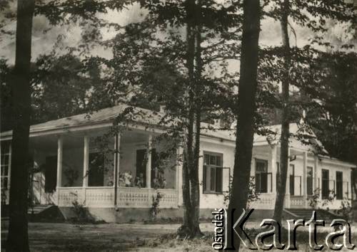 1908, Czarnolas koło Korystyszewa, gubernia wołyńska, Cesarstwo Rosyjskie.
Dwór rodziny Olizarów.
Fot. NN, zbiory Michała Olizara, reprodukcje cyfrowe w Ośrodku KARTA w Warszawie i w Instytucie Polskim i Muzeum im. gen. Sikorskiego w Londynie.