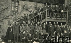 Ok. 1943-1944, Dundee, Szkocja, Wielka Brytania.
Zjazd harcerski. Z przodu 2. z lewej stoi Bohdan Olizar, ojciec Michała Olizara, 7. z lewej Izabela, żona Bohdana Olizara.
Fot. NN, zbiory Michała Olizara, reprodukcje cyfrowe w Ośrodku KARTA w Warszawie i w Instytucie Polskim i Muzeum im. gen. Sikorskiego w Londynie.