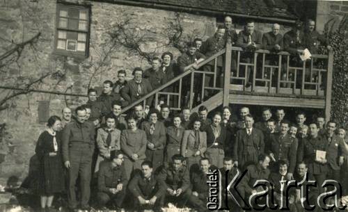 Ok. 1943-1944, Dundee, Szkocja, Wielka Brytania.
Zjazd harcerski. Z przodu 2. z lewej stoi Bohdan Olizar, ojciec Michała Olizara, 7. z lewej Izabela, żona Bohdana Olizara.
Fot. NN, zbiory Michała Olizara, reprodukcje cyfrowe w Ośrodku KARTA w Warszawie i w Instytucie Polskim i Muzeum im. gen. Sikorskiego w Londynie.