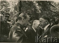 1942 lub 1943, Bradford, Anglia, Wielka Brytania.
Uroczystość z udziałem generała broni Józefa Hallera (na pierwszym planie z lewej).
Fot. NN, zbiory Michała Olizara, reprodukcje cyfrowe w Ośrodku KARTA w Warszawie i w Instytucie Polskim i Muzeum im. gen. Sikorskiego w Londynie.