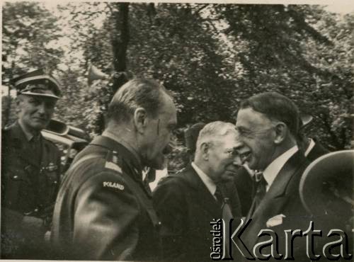 1942 lub 1943, Bradford, Anglia, Wielka Brytania.
Uroczystość z udziałem generała broni Józefa Hallera (na pierwszym planie z lewej).
Fot. NN, zbiory Michała Olizara, reprodukcje cyfrowe w Ośrodku KARTA w Warszawie i w Instytucie Polskim i Muzeum im. gen. Sikorskiego w Londynie.