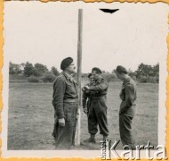 1945, Meppen, polska strefa okupacyjna w Niemczech.
Obóz harcerski instruktorski przy 1 Dywizji Pancernej. 1. na pierwszym planie podporucznik Bohdan Olizar (ojciec Michała Olizara).
Fot. NN, zbiory Michała Olizara, reprodukcje cyfrowe w Ośrodku KARTA w Warszawie i w Instytucie Polskim i Muzeum im. gen. Sikorskiego w Londynie.