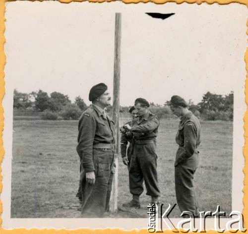 1945, Meppen, polska strefa okupacyjna w Niemczech.
Obóz harcerski instruktorski przy 1 Dywizji Pancernej. 1. na pierwszym planie podporucznik Bohdan Olizar (ojciec Michała Olizara).
Fot. NN, zbiory Michała Olizara, reprodukcje cyfrowe w Ośrodku KARTA w Warszawie i w Instytucie Polskim i Muzeum im. gen. Sikorskiego w Londynie.