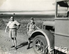 1944, Palestyna.
Leszek Kot, uczeń Junackiej Szkoły Kadetów (po prawej), z kierowcą pojazdu, w drodze z Jerozolimy nad Morze Martwe.
Fot. NN, zbiory Leszka Kota, reprodukcje cyfrowe w Ośrodku KARTA w Warszawie i w Instytucie Polskim i Muzeum im. gen. Sikorskiego w Londynie. 
