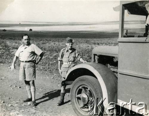 1944, Palestyna.
Leszek Kot, uczeń Junackiej Szkoły Kadetów (po prawej), z kierowcą pojazdu, w drodze z Jerozolimy nad Morze Martwe.
Fot. NN, zbiory Leszka Kota, reprodukcje cyfrowe w Ośrodku KARTA w Warszawie i w Instytucie Polskim i Muzeum im. gen. Sikorskiego w Londynie. 
