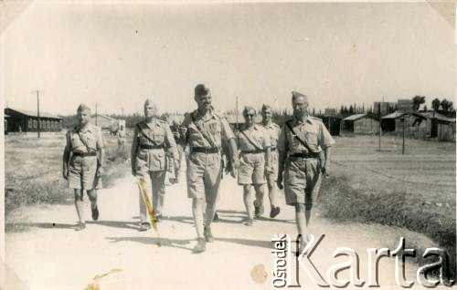 Ok. 1943, Palestyna. 
Wizyta dowódcy Armii Polskiej na Wschodzie generała dywizji Władysława Andersa (w środku) w Junackiej Szkole Kadetów. 
Fot. NN, zbiory Leszka Kota, reprodukcje cyfrowe w Ośrodku KARTA w Warszawie i w Instytucie Polskim i Muzeum im. gen. Sikorskiego w Londynie. 
