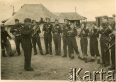 1945, Barbara, Palestyna.
Orkiestra w polskim obozie. 2. z prawej Kazimierz Kot. 
Fot. NN, zbiory Leszka Kota, reprodukcje cyfrowe w Ośrodku KARTA w Warszawie i w Instytucie Polskim i Muzeum im. gen. Sikorskiego w Londynie. 
