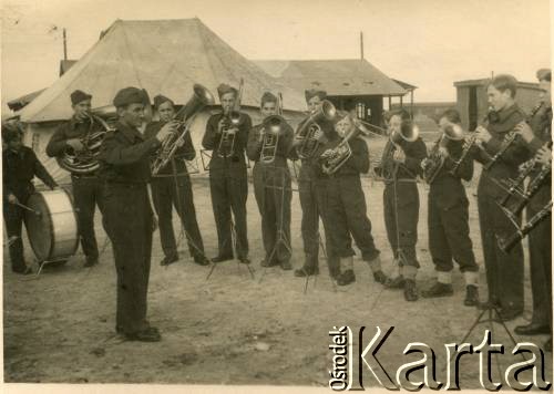 1945, Barbara, Palestyna.
Orkiestra w polskim obozie. 2. z prawej Kazimierz Kot. 
Fot. NN, zbiory Leszka Kota, reprodukcje cyfrowe w Ośrodku KARTA w Warszawie i w Instytucie Polskim i Muzeum im. gen. Sikorskiego w Londynie. 
