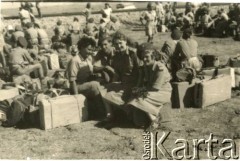 1947, Barbara, Palestyna. 
Polacy oczekujący na pociąg do Port Said w Egipcie, z którego następnie mieli udać się do Wielkiej Brytanii. 2. z prawej Stefania Kot, z domu Golis, matka Leszka Kota.
Fot. NN, zbiory Leszka Kota, reprodukcje cyfrowe w Ośrodku KARTA w Warszawie i w Instytucie Polskim i Muzeum im. gen. Sikorskiego w Londynie. 
