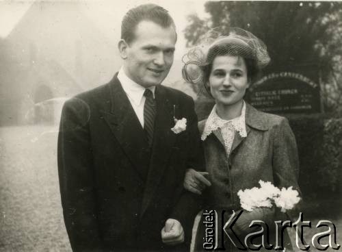 Grudzień 1952, Fairford, Gloucestershire, Anglia, Wielka Brytania.
Fotografia ślubna Kazimierza i Jolanty Kot, z domu Szczypa. 
Fot. NN, zbiory Leszka Kota, reprodukcje cyfrowe w Ośrodku KARTA w Warszawie i w Instytucie Polskim i Muzeum im. gen. Sikorskiego w Londynie. 
