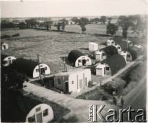 Lata 40., Wielka Brytania. 
Obóz dla Polaków. 
Fot. NN, zbiory Leszka Kota, reprodukcje cyfrowe w Ośrodku KARTA w Warszawie i w Instytucie Polskim i Muzeum im. gen. Sikorskiego w Londynie. 
