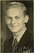 1948, Haydon Park, Dorset, Anglia, Wielka Brytania.
Leszek Kot w Szkole im. Josepha Conrada.
Fot. NN, zbiory Leszka Kota, reprodukcje cyfrowe w Ośrodku KARTA w Warszawie i w Instytucie Polskim i Muzeum im. gen. Sikorskiego w Londynie. 
