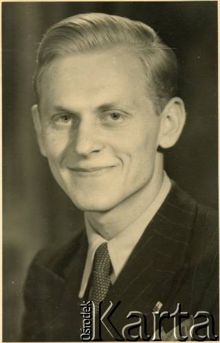 1948, Haydon Park, Dorset, Anglia, Wielka Brytania.
Leszek Kot w Szkole im. Josepha Conrada.
Fot. NN, zbiory Leszka Kota, reprodukcje cyfrowe w Ośrodku KARTA w Warszawie i w Instytucie Polskim i Muzeum im. gen. Sikorskiego w Londynie. 
