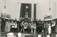 3.11.1974, Balham High Road, Londyn, Anglia, Wielka Brytania. 
Klub Orła Białego. Stefania Kot, z domu Golis, na scenie przy mikrofonie (w pierwszym rzędzie 7. z prawej)..
Fot. Władysław Bednarski, zbiory Leszka Kota, reprodukcje cyfrowe w Ośrodku KARTA w Warszawie i w Instytucie Polskim i Muzeum im. gen. Sikorskiego w Londynie. 
