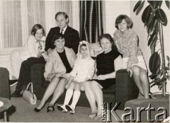 Ok. 1968, Wimbledon Park, Londyn, Anglia, Wielka Brytania.
Fotografia rodziny Kot, w dniu pierwszej komunii świętej Danuty. Od prawej: Barbara, Stefania, Danuta, Ewa, Leszek, Anna. 
Fot. NN, zbiory Leszka Kota, reprodukcje cyfrowe w Ośrodku KARTA w Warszawie i w Instytucie Polskim i Muzeum im. gen. Sikorskiego w Londynie. 
