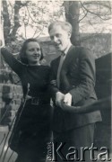 1950, Londyn, Anglia, Wielka Brytania.
Leszek Kot z narzeczoną Ewą Tomaszewską podczas spaceru.  
Fot. NN, zbiory Leszka Kota, reprodukcje cyfrowe w Ośrodku KARTA w Warszawie i w Instytucie Polskim i Muzeum im. gen. Sikorskiego w Londynie.