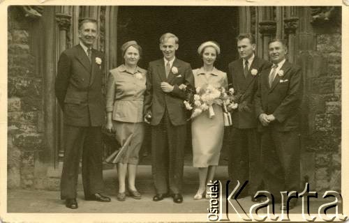 7.07.1952, Londyn, Anglia, Wielka Brytania.
Fotografia rodzinna po uroczystości ślubnej Ewy z domu Tomaszewskiej i Leszka Kota. Z lewej matka pana młodego Stefania z mężem Franciszkiem Lipskim, z prawej brat pana młodego Kazimierz i ojciec panny młodej Tadeusz Tomaszewski. Fotografia zrobiona przed wejściem do kościoła św. Marii.
Fot. J. S. Markiewicz, zbiory Leszka Kota, reprodukcje cyfrowe w Ośrodku KARTA w Warszawie i w Instytucie Polskim i Muzeum im. gen. Sikorskiego w Londynie.