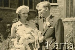 7.07.1952, Londyn, Anglia, Wielka Brytania.
Zdjęcie ślubne Leszka i Ewy Kot, z domu Tomaszewskiej. W tle kościół św. Marii.
Fot. J.S. Markiewicz, zbiory Leszka Kota, reprodukcje cyfrowe w Ośrodku KARTA w Warszawie i w Instytucie Polskim i Muzeum im. gen. Sikorskiego w Londynie.