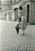 1958, Anglia, Wielka Brytania.
Anna Kot, córka Leszka Kota, przed zamkiem królewskim Windsor Castle. 
Fot. NN, zbiory Leszka Kota, reprodukcje cyfrowe w Ośrodku KARTA w Warszawie i w Instytucie Polskim i Muzeum im. gen. Sikorskiego w Londynie.