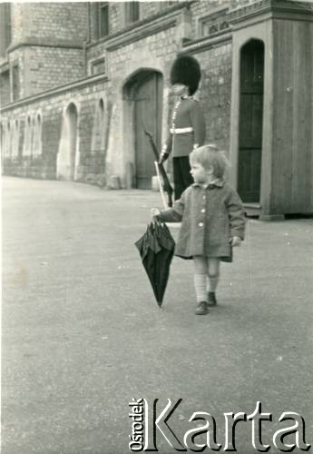 1958, Anglia, Wielka Brytania.
Anna Kot, córka Leszka Kota, przed zamkiem królewskim Windsor Castle. 
Fot. NN, zbiory Leszka Kota, reprodukcje cyfrowe w Ośrodku KARTA w Warszawie i w Instytucie Polskim i Muzeum im. gen. Sikorskiego w Londynie.