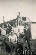 1950, Anglia, Wielka Brytania.
Uczniowie polskiej szkoły. Na dole z lewej Lech Kwaśny. 
Fot. NN, zbiory Leszka Kota, reprodukcje cyfrowe w Ośrodku KARTA w Warszawie i w Instytucie Polskim i Muzeum im. gen. Sikorskiego w Londynie.