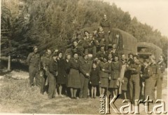 Po 1945, Anglia, Wielka Brytania.
Polacy z jednego obozu w trakcie wycieczki. 
Fot. NN, zbiory Leszka Kota, reprodukcje cyfrowe w Ośrodku KARTA w Warszawie i w Instytucie Polskim i Muzeum im. gen. Sikorskiego w Londynie.