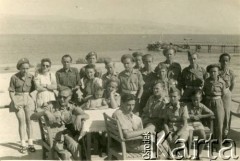 Ok. 1944, Palestyna.
Wycieczka dzieci z polskiego obozu w Barbara. 3. z prawej siedzi Kazimierz Kot, brat Leszka Kota.
Fot. NN, zbiory Leszka Kota, reprodukcje cyfrowe w Ośrodku KARTA w Warszawie i w Instytucie Polskim i Muzeum im. gen. Sikorskiego w Londynie.