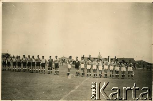 Ok. 1950, Anglia, Wielka Brytania.
Polska i angielska drużyna piłkarska przed meczem.
Fot. NN, zbiory Leszka Kota, reprodukcje cyfrowe w Ośrodku KARTA w Warszawie i w Instytucie Polskim i Muzeum im. gen. Sikorskiego w Londynie.