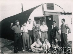 1950, Anglia, Wielka Brytania. 
Mężczyźni przed barakiem w polskim obozie, 1. z lewej Kazimierz Kot, brat Leszka Kota.
Fot. NN, zbiory Leszka Kota, reprodukcje cyfrowe w Ośrodku KARTA w Warszawie i w Instytucie Polskim i Muzeum im. gen. Sikorskiego w Londynie.