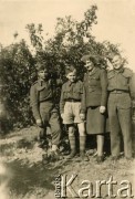 1943, Gedera, Palestyna.
Stefania Kot z domu Golis, z synami Kazimierzem (z prawej) i Leszkiem (2. z lewej).
Fot. NN, zbiory Leszka Kota, reprodukcje cyfrowe w Ośrodku KARTA w Warszawie i w Instytucie Polskim i Muzeum im. gen. Sikorskiego w Londynie.