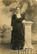 Początek XX w., Stanisławów, Polska pod zaborem austriackim. 
Anna Golis, z domu Styczeń, babcia Leszka Kota. 
Fot. NN, zbiory Leszka Kota, reprodukcje cyfrowe w Ośrodku KARTA w Warszawie i w Instytucie Polskim i Muzeum im. gen. Sikorskiego w Londynie.