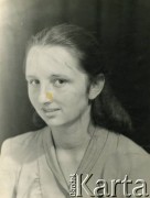 1948, Szkocja, Wielka Brytania. 
Siedemnastoletnia Ewa Tomaszewska, późniejsza żona Leszka Kota.
Fot. NN, zbiory Leszka Kota, reprodukcje cyfrowe w Ośrodku KARTA w Warszawie i w Instytucie Polskim i Muzeum im. gen. Sikorskiego w Londynie.