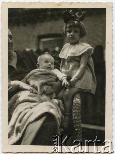 1936, Łuniniec, woj. poleskie, Polska.
Zofia Rita Zaremba na kolanach babci z kuzynką Zofią Witkowską.
Fot. NN, zbiory Zofii Rity Zaremby, reprodukcje cyfrowe w Ośrodku KARTA w Warszawie i w Instytucie Polskim i Muzeum im. gen. Sikorskiego w Londynie.