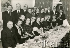 Ok. 1958, Londyn, Anglia, Wielka Brytania.
Bal lekarzy. 2 od lewej, w dolnym rzędzie major Jadwiga Morozewicz, 5. doktor Dłużniewski, 6. Zofia Rita Zaremba, obok Jagoda Łozińska. Stojący 1. z lewej Zygmunt Łoziński, 1. z prawej aktor Mieczysław Malicz.
Fot. NN, zbiory Zofii Rity Zaremby, reprodukcje cyfrowe w Ośrodku KARTA w Warszawie i w Instytucie Polskim i Muzeum im. gen. Sikorskiego w Londynie.