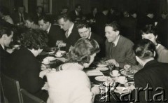 Lata 50. lub lata 60., Londyn, Anglia, Wielka Brytania.
3. z  lewej Ludwik Angerer, 2. z prawej Kazimierz Mochliński, 1. z prawej Zofia Rita Zaremba (siedzi tyłem).
Fot. NN, zbiory Zofii Rity Zaremby, reprodukcje cyfrowe w Ośrodku KARTA w Warszawie i w Instytucie Polskim i Muzeum im. gen. Sikorskiego w Londynie.
