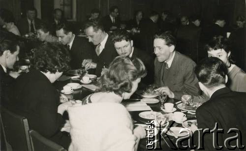 Lata 50. lub lata 60., Londyn, Anglia, Wielka Brytania.
3. z  lewej Ludwik Angerer, 2. z prawej Kazimierz Mochliński, 1. z prawej Zofia Rita Zaremba (siedzi tyłem).
Fot. NN, zbiory Zofii Rity Zaremby, reprodukcje cyfrowe w Ośrodku KARTA w Warszawie i w Instytucie Polskim i Muzeum im. gen. Sikorskiego w Londynie.