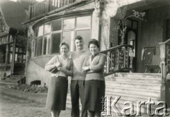 1960, Fawley Court, Anglia, Wielka Brytania.
Zjazd studentów i absolwentów uniwersytetu w Londynie. Z lewej Zofia Rita Zaremba, z prawej p. Dąbrowa.
Fot. NN, zbiory Zofii Rity Zaremby, reprodukcje cyfrowe w Ośrodku KARTA w Warszawie i w Instytucie Polskim i Muzeum im. gen. Sikorskiego w Londynie.