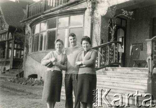 1960, Fawley Court, Anglia, Wielka Brytania.
Zjazd studentów i absolwentów uniwersytetu w Londynie. Z lewej Zofia Rita Zaremba, z prawej p. Dąbrowa.
Fot. NN, zbiory Zofii Rity Zaremby, reprodukcje cyfrowe w Ośrodku KARTA w Warszawie i w Instytucie Polskim i Muzeum im. gen. Sikorskiego w Londynie.