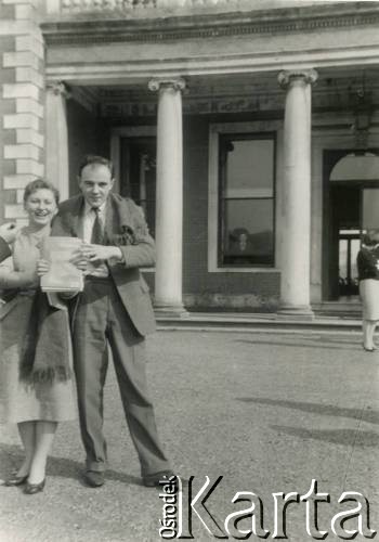 1960, Fawley Court, Anglia, Wielka Brytania.
Zjazd studentów i absolwentów. Zofia Rita Zaremba, trzyma egzemplarz 
