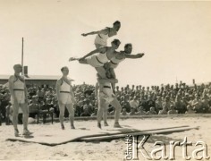 Lipiec 1941, Woldenberg, III Rzesza Niemiecka.
Gimnastyka w obozie Oflag II C. 
Fot. NN, zbiory Andrzeja Boruckiego, reprodukcje cyfrowe w Ośrodku KARTA w Warszawie i w Instytucie Polskim i Muzeum im. gen. Sikorskiego w Londynie.