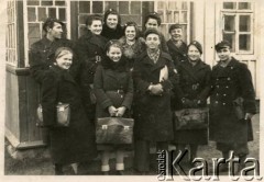 1938, Święciany, woj. wileńskie, Polska.
III klasa gimnazjalna. Wśród uczniów Anna Szwaglis, matka Andrzeja Boruckiego.
Fot. NN, zbiory Andrzeja Boruckiego, reprodukcje cyfrowe w Ośrodku KARTA w Warszawie i w Instytucie Polskim i Muzeum im. gen. Sikorskiego w Londynie.