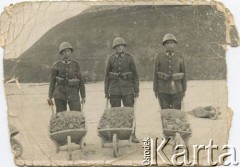 20.05.1936, Kraków, Polska.
Usypywanie Kopca Józefa Piłsudskiego przez podchorążych Kursu Podchorążych Rezerwy 14 Wielkopolskiej Dywizji Piechoty. W środku Wiktor Borucki, ojciec Andrzeja Boruckiego.
Fot. NN, zbiory Andrzeja Boruckiego, reprodukcje cyfrowe w Ośrodku KARTA w Warszawie i w Instytucie Polskim i Muzeum im. gen. Sikorskiego w Londynie.