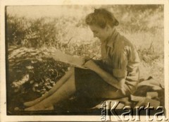 Luty 1942, Jangi-Jul, Uzbecka SRR, ZSRR.
Anna Szwaglis, matka Andrzeja Boruckiego.
Fot. NN, zbiory Andrzeja Boruckiego, reprodukcje cyfrowe w Ośrodku KARTA w Warszawie i w Instytucie Polskim i Muzeum im. gen. Sikorskiego w Londynie.  
