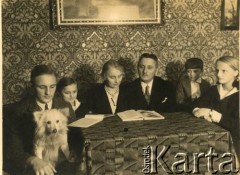 Ok. 1933, Pobiedziska, Polska.
Kazimiera i Czesław Boruccy z dziećmi. Z prawej Helena i Zbigniew, z lewej Krystyna i Wiktor z psem Azorem. Fotografia wykonana w domu rodzinnym.
Fot. NN, zbiory Andrzeja Boruckiego, reprodukcje cyfrowe w Ośrodku KARTA w Warszawie i w Instytucie Polskim i Muzeum im. gen. Sikorskiego w Londynie.