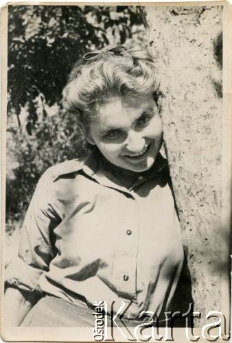 Luty 1942, Jangi-Jul, Uzbecka SRR, ZSRR.
Anna Szwaglis, matka Andrzeja Boruckiego.
Fot. NN, zbiory Andrzeja Boruckiego, reprodukcje cyfrowe w Ośrodku KARTA w Warszawie i w Instytucie Polskim i Muzeum im. gen. Sikorskiego w Londynie.  
