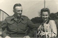 Ok. 1947, Anglia, Wielka Brytania.
Wiktor Borucki z żoną Anną, z domu Szwaglis, w obozie Polskiego Korpusu Przysposobienia i Rozmieszczenia.
Fot. NN, zbiory Andrzeja Boruckiego, reprodukcje cyfrowe w Ośrodku KARTA w Warszawie i w Instytucie Polskim i Muzeum im. gen. Sikorskiego w Londynie.